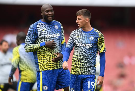 LONDON, ENGLAND - AUGUST 22: Mason Mount (R) and Romelu Lukaku of Chelsea warm up prior to the Premier League match between Arsenal and Chelsea at Emirates Stadium on August 22, 2021 in London, England. (Photo by Michael Regan/Getty Images) LONDON, ENGLAND - AUGUST 22: Mason Mount (R) and Romelu Lukaku of Chelsea warm up prior to the Premier League match between Arsenal and Chelsea at Emirates Stadium on August 22, 2021 in London, England. (Photo by Michael Regan/Getty Images)
