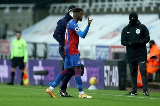 NEWCASTLE UPON TYNE, ENGLAND - FEBRUARY 02: Wilfried Zaha of Crystal Palace reacts as he goes off injured during the Premier League match between Newcastle United and Crystal Palace at St. James Park on February 02, 2021 in Newcastle upon Tyne, England. Sporting stadiums around the UK remain under strict restrictions due to the Coronavirus Pandemic as Government social distancing laws prohibit fans inside venues resulting in games being played behind closed doors. (Photo by Lee Smith - Pool/Getty Images) NEWCASTLE UPON TYNE, ENGLAND - FEBRUARY 02: Wilfried Zaha of Crystal Palace reacts as he goes off injured during the Premier League match between Newcastle United and Crystal Palace at St. James Park on February 02, 2021 in Newcastle upon Tyne, England. Sporting stadiums around the UK remain under strict restrictions due to the Coronavirus Pandemic as Government social distancing laws prohibit fans inside venues resulting in games being played behind closed doors. (Photo by Lee Smith - Pool/Getty Images)
