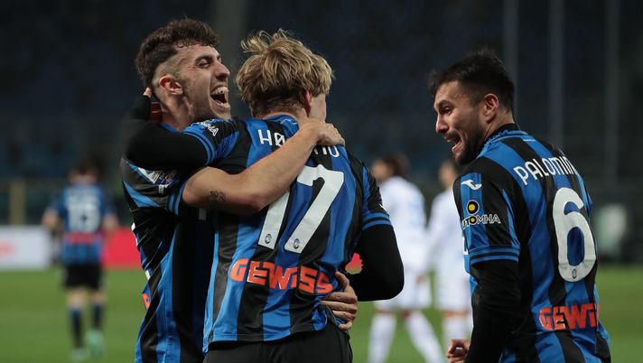 BERGAMO, ITALY - MARCH 17: Rasmus Hojlund of Atalanta BC celebrates with teammates Matteo Ruggeri (L) and Jose Luis Palomino (R) after scoring the team's second goal during the Serie A match between Atalanta BC and Empoli FC at Gewiss Stadium on March 17, 2023 in Bergamo, Italy. (Photo by Emilio Andreoli/Getty Images) Atalanta, Ruggeri: “Domenica scorsa allo stadio è stato drammatico, pensavo a Astori” - immagine 1
