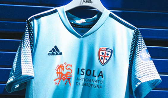 Cagliari terza maglia (credit Twitter Cagliari Calcio) Cagliari terza maglia (credit Twitter Cagliari Calcio)