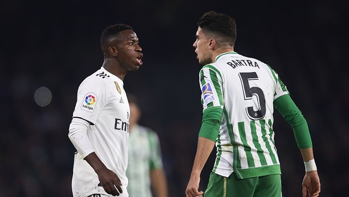 SEVILLE, SPAIN - JANUARY 13: Vinicius Jr of Real Madrid CF (L) discuss with Marc Bartra of Real Betis Balompie (R) during the La Liga match between Real Betis Balompie and Real Madrid CF at Estadio Benito Villamarin on January 13, 2019 in Seville, Spain. (Photo by Aitor Alcalde/Getty Images) 