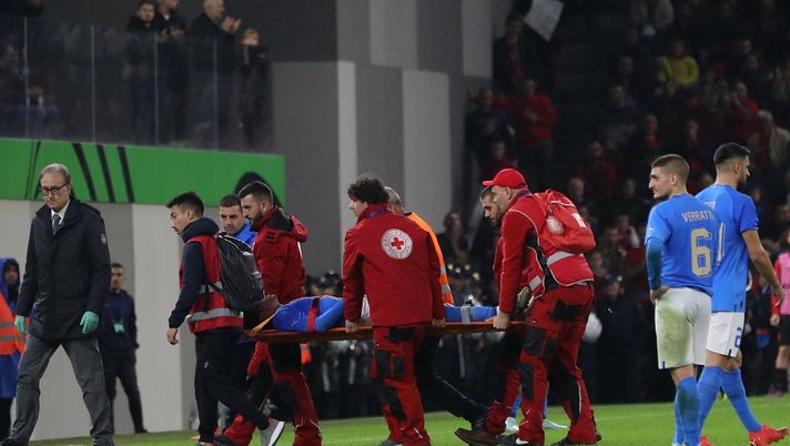 FLASH NEWS. Italia, infortunio per Tonali nella sfida con l’Albania: il centrocampista esce in barella FLASH NEWS. Italia, infortunio per Tonali nella sfida con l’Albania: il centrocampista esce in barella - immagine 1