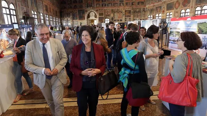 Giacomo Bassi (S), presidente dell'Associazione Beni Italiani Patrimonio Mondiale e il sottosegretario del ministero per i Beni Culturali Ilaria Borletti Buitoni (D), alla presentazione dell'accordo tra Siti Unesco ed Ansa, durante l'inaugurazione della settima edizione del World Tourism Expo a Padova, 23 settembre 2016.
ANSA/Nicola Fossella/Bolzoni