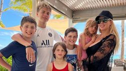 Wanda porta la famiglia alle Maldive, cambio di look per Valentino: irriconoscibile