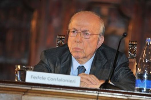 Confalonieri, braccio destro di Berlusconi - fonte: clandestinoweb.com Confalonieri, braccio destro di Berlusconi - fonte: clandestinoweb.com