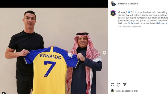 FOTO Al-Nassr, arriva l’ufficialità: Cristiano Ronaldo posa con la maglia gialloblù  Cristiano Ronaldo