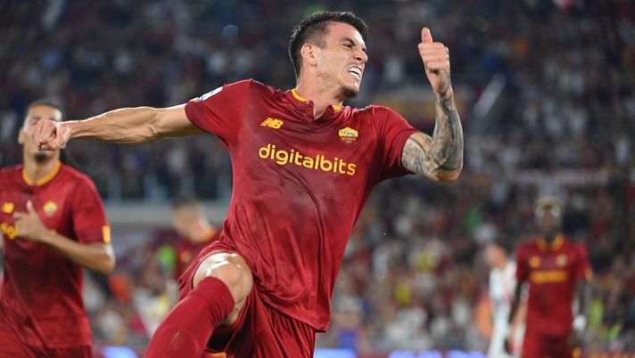 AS Roma's Brazilian defender Roger Ibanez celebrates after scoring during the Italian Serie A football match between AS Roma and Monza on August 30, 2022 at the Olympic stadium in Rome. (Photo by Alberto PIZZOLI / AFP) (Photo by ALBERTO PIZZOLI/AFP via Getty Images) Roma, ferita al piede per Ibanez: sei punti di sutura dopo la partita con la Juve - immagine 1