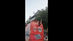 VIDEO Girona, gioia Liga e grande paura: fotografa rischia caduta dal bus scoperto
