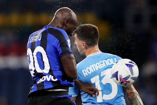 ROME, ITALY - AUGUST 26: Romelu Lukaku of FC Internazionale jumps for the ball with Alessio Romagnoli of SS Lazio during the Serie A match between SS Lazio and FC Internazionale at Stadio Olimpico on August 26, 2022 in Rome, Italy. (Photo by Paolo Bruno/Getty Images) Consigli Fantacalcio, 5 difensori per la quarta giornata: spazio a Gosens, conferme per Romagnoli e Udogie!- immagine 4