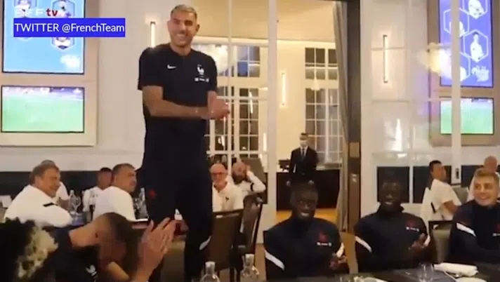 Il rito di iniziazione di Theo Hernandez, terzino del Milan, per la prima convocazione con la Francia