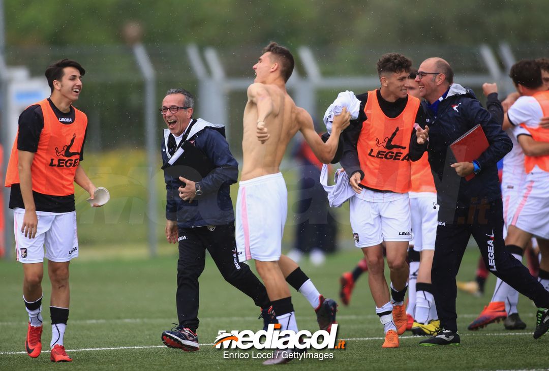  CAGLIARI, ITALY - MAY 05:  the players of Palermo  celebrate promotion in Primavera 1 during the Primavera 1 match between Cagliari Calcio U19 and US Citta di Palermo U19 at Stadio Renato Raccis on May 5, 2018 (Photo by Enrico Locci/Getty Images) 