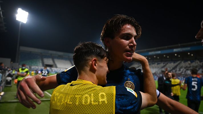 REGGIO NELL'EMILIA, ITALY - MAY 31: Cesare Casadei of FC Internazionale celebrates with team-mate after scoring the goal during the Primavera 1 Final match between AS Roma U19 V FC Internazionale U19 at Mapei Stadium - Citta' del Tricolore on May 31, 2022 in Reggio nell'Emilia, Italy. (Photo by Mattia Ozbot - Inter/Inter via Getty Images) Casadei, l’Inter esclude la cessione: ecco dove può andare per esigenza - immagine 1