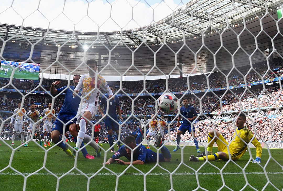  PARIS, FRANCE - JUNE 27:  Giorgio Chiellini (1st L) of Italy scores the opening goal during the UEFA EURO 2016 round of 16 match between Italy and Spain at Stade de France on June 27, 2016 in Paris, France.  (Photo by David Ramos/Getty Images) 