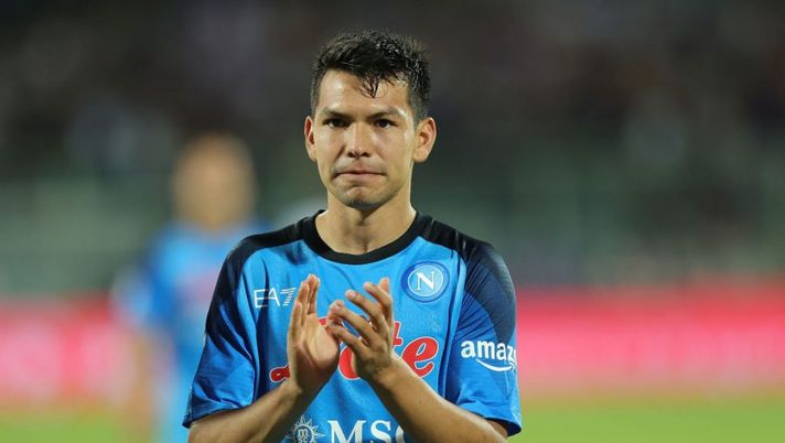 FLORENCE, ITALY - AUGUST 28: Hirving Rodrigo Lozano of SSC Napoli greets the fans after during the Serie A match between ACF Fiorentina and SSC Napoli at Stadio Artemio Franchi on August 28, 2022 in Florence, Italy. (Photo by Gabriele Maltinti/Getty Images) Napoli, Lozano e lo stop muscolare in nazionale. cosa filtra. Test decisivo per Politano - immagine 1