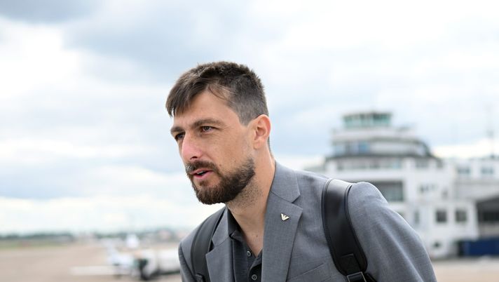 DUESSELDORF, GERMANY - JUNE 13: Francesco Acerbi of Italy departs to Dusseldorf Airport on June 13, 2022 in Duesseldorf, Germany. (Photo by Claudio Villa/Getty Images) Inter, è Acerbi il preferito di Inzaghi: “La promessa, il blitz e per chiudere…” - immagine 1