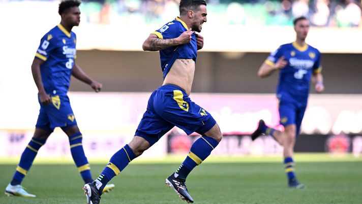 VERONA, ITALY - MARCH 12: Simone Verdi of Hellas Verona celebrates scoring the side's first goal during the Serie A match between Hellas Verona and AC Monza at Stadio Marcantonio Bentegodi on March 12, 2023 in Verona, Italy. (Photo by Alessandro Sabattini/Getty Images) Verona, solo un pareggio: col Monza è 1 a 1 e la salita si rifà dura. L’attacco è inesistente - immagine 1