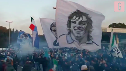 VIDEO Lazio-Roma, cori e bandiere in vista del derby: supporters biancocelesti scatenati a Formello