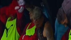 Independiente, getta a terra la maglia nel derby: i tifosi non gliela perdonano…