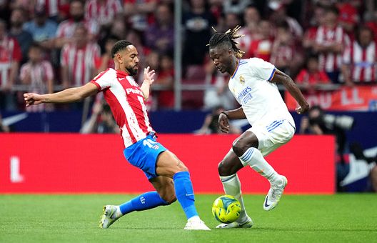 (Photo by Juan Manuel Serrano Arce/Getty Images) Guerre Stellari al derby di Madrid, Darth Vader prende il giro il pasillo al Real…- immagine 2