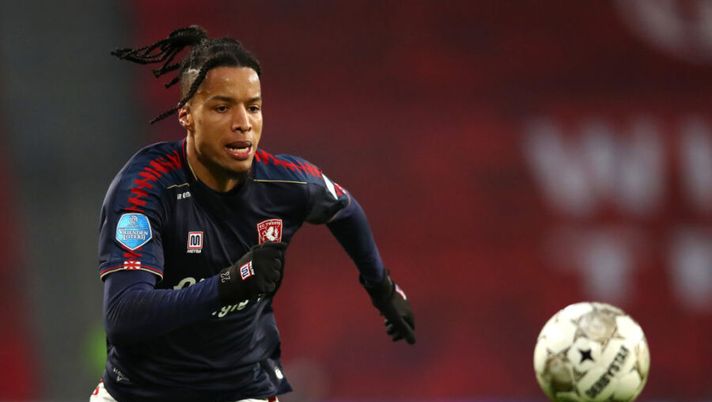 EINDHOVEN, NETHERLANDS - FEBRUARY 06: Tyronne Ebuehi of FC Twente in action during the Dutch Eredivisie match between PSV Eindhoven and FC Twente at Philips Stadion on February 06, 2021 in Eindhoven, Netherlands. (Photo by Dean Mouhtaropoulos/Getty Images) Nuovo acquisto per il Venezia: ecco chi è Ebuehi, è un potenziale titolare - immagine 1