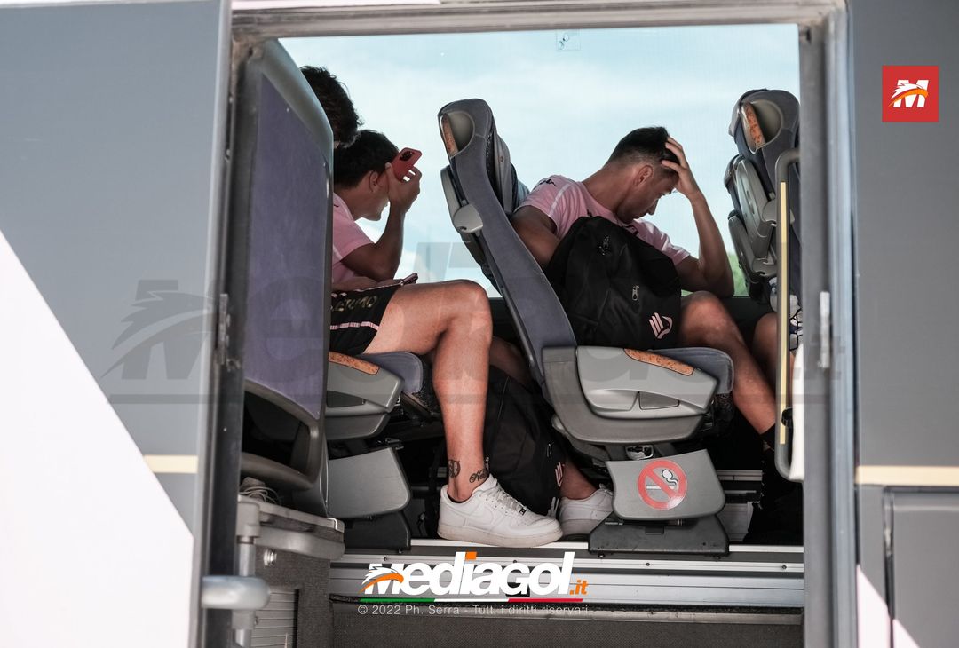 FOTO Reggina-Palermo, i rosanero di Corini in partenza dal “Renzo Barbera” (Gallery) - immagine 18