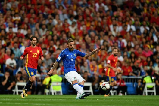 MADRID, SPAIN - SEPTEMBER 02: Daniele De Rossi of Italy in action during the FIFA 2018 World Cup Qualifier between Spain and Italy at Estadio Santiago Bernabeu on September 2, 2017 in Madrid, Spain. (Photo by Claudio Villa/Getty Images) MADRID, SPAIN - SEPTEMBER 02: Daniele De Rossi of Italy in action during the FIFA 2018 World Cup Qualifier between Spain and Italy at Estadio Santiago Bernabeu on September 2, 2017 in Madrid, Spain. (Photo by Claudio Villa/Getty Images)