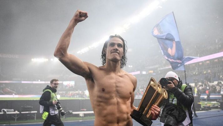 TOPSHOT - Paris Saint-Germain's Uruguayan forward Edinson Cavani gestures after receiving a trophy marking his 200th goal for his team after the French L1 football match between Paris Saint-Germain (PSG) and Girondins de Bordeaux at the Parc des Princes stadium in Paris, on February 23, 2020. (Photo by FRANCK FIFE / AFP) (Photo by FRANCK FIFE/AFP via Getty Images) INFO SOS – Cavani e la Salernitana: il primo feedback del Matador e i suoi piani - immagine 1