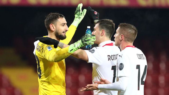 BENEVENTO, ITALY - JANUARY 03: Gianluigi Donnarumma of AC Milan (L), Jens Petter Hauge of AC Milan (C) and Andrea Conti of AC Milan(R) celebrate victory following the Serie A match between Benevento Calcio and AC Milan at Stadio Ciro Vigorito on January 03, 2021 in Benevento, Italy. Sporting stadiums around Italy remain under strict restrictions due to the Coronavirus Pandemic as Government social distancing laws prohibit fans inside venues resulting in games being played behind closed doors. (Photo by Francesco Pecoraro/Getty Images) I voti ufficiali al fantacalcio: super Kjaer e Donnarumma! Bene Rebic e Letizia - immagine 1