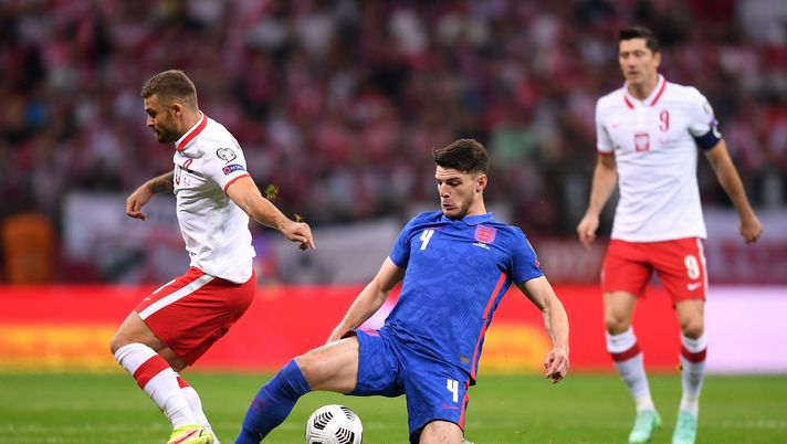 WARSAW, POLAND - SEPTEMBER 08:  Declan Rice of England challenges Karol Linetty of Poland during the 2022 FIFA World Cup Qualifier match between Poland and England at Stadion Narodowy on September 08, 2021 in Warsaw, Poland. (Photo by Michael Regan/Getty Images) 
