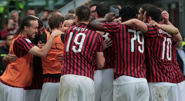  Fernandez Suso festeggiato dai compagni in Milan-Frosinonee, Getty Images 