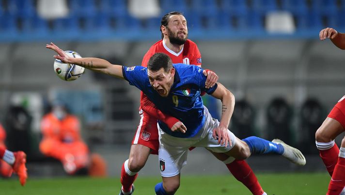 REGGIO NELL'EMILIA, ITALY - NOVEMBER 15: Andrea Belotti of Italy is tackled by Grzegorz Krychowiak of Poland during the UEFA Nations League group stage match between Italy and Poland at Mapei Stadium - Citta' del Tricolore on November 15, 2020 in Reggio nell'Emilia, Italy. (Photo by Valerio Pennicino/Getty Images) REGGIO NELL'EMILIA, ITALY - NOVEMBER 15: Andrea Belotti of Italy is tackled by Grzegorz Krychowiak of Poland during the UEFA Nations League group stage match between Italy and Poland at Mapei Stadium - Citta' del Tricolore on November 15, 2020 in Reggio nell'Emilia, Italy. (Photo by Valerio Pennicino/Getty Images)