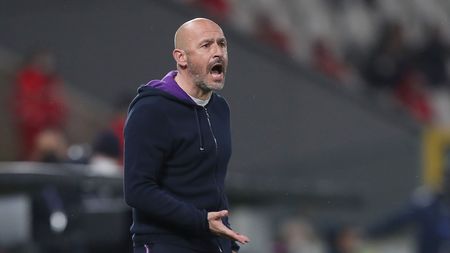 LA SPEZIA, ITALY - FEBRUARY 14: Vincenzo Italiano manager of AFC Fiorentina gestures during the Serie A match between Spezia Calcio and ACF Fiorentina at Stadio Alberto Picco on February 14, 2022 in La Spezia, Italy. (Photo by Gabriele Maltinti/Getty Images)