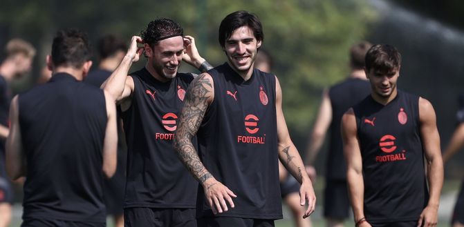 Davide Calabria, Sandro Tonali e Brahim Díaz, giocatori del Milan, durante una sessione di allenamento a Milanello | AC Milan News (Getty Images) Calabria Tonali Brahim Díaz AC Milan allenamento Milanello