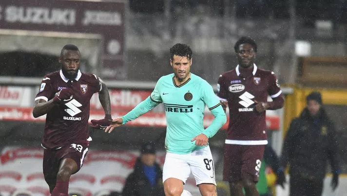 TURIN, ITALY - NOVEMBER 23:  Antonio Candreva of FC Internazionale in action during the Serie A match between Torino FC and FC Internazionale at Stadio Olimpico di Torino on November 23, 2019 in Turin, Italy.  (Photo by Claudio Villa - Inter/Inter via Getty Images )
