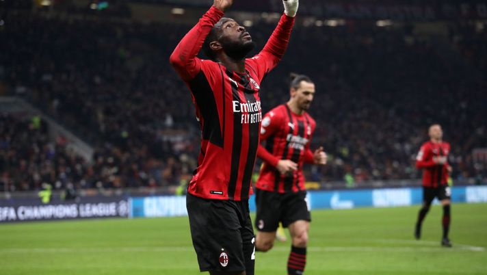 MILAN, ITALY - DECEMBER 07: Fikayo Tomori of AC Milan celebrates after scoring their side's first goal during the UEFA Champions League group B match between AC Milan and Liverpool FC at Giuseppe Meazza Stadium on December 07, 2021 in Milan, Italy. (Photo by Marco Luzzani/Getty Images) Sky: “Preoccupazione per Tomori: domani gli esami e si capirà se serviranno due centrali” - immagine 1