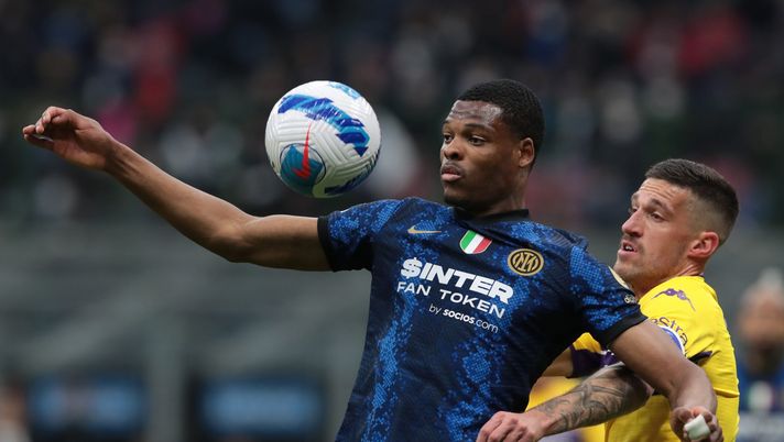 MILAN, ITALY - MARCH 19: Denzel Dumfries of FC Internazionale battles for the ball with Cristiano Biraghi of ACF Fiorentina during the Serie A match between FC Internazionale and ACF Fiorentina at Stadio Giuseppe Meazza on March 19, 2022 in Milan, Italy. (Photo by Emilio Andreoli - Inter/Inter via Getty Images) Dumfries al Chelsea? L’Inter pensa ad un ex viola in caso di una sua cessione - immagine 1
