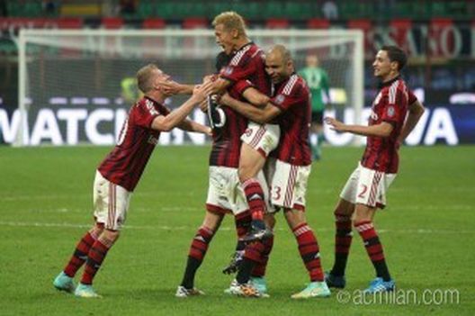 Abate, Honda, Alex, e De Sciglio esultano per un gol del Milan - fonte www.acmilan.com Abate, Honda, Alex, e De Sciglio esultano per un gol del Milan - fonte www.acmilan.com