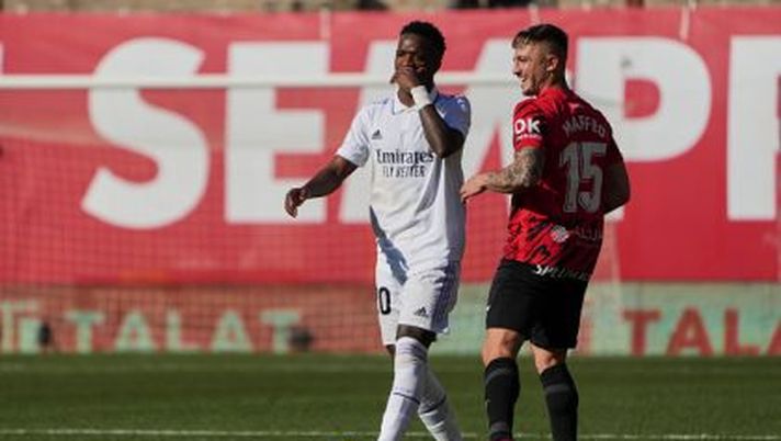 MALLORCA, SPAIN - FEBRUARY 05: Vinicius Junior of Real Madrid CF speaks with Pablo Maffeo of RCD Mallorca during the LaLiga Santander match between RCD Mallorca and Real Madrid CF at Visit Mallorca Estadi on February 05, 2023 in Mallorca, Spain. (Photo by Rafa Babot/Getty Images) Real Madrid sconfitto a Maiorca: Vinicius provocato, autogol e rigore sbagliato - immagine 1