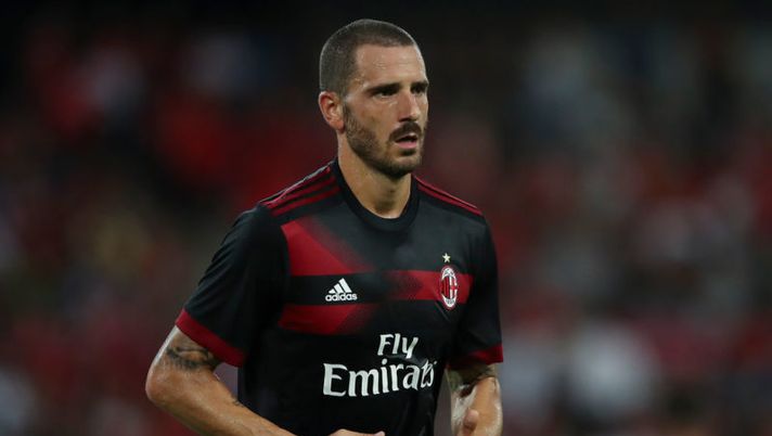 SHENZHEN, CHINA - JULY 22: Leonardo Bonucci of AC Milan looks on during the 2017 International Champions Cup China match between FC Bayern and AC Milan at Universiade Sports Centre Stadium on July 22, 2017 in Shenzhen, China. (Photo by Lintao Zhang/Getty Images) Bonucci, gli aggiornamenti sulle sue condizioni: per lui e Donnarumma… - immagine 1