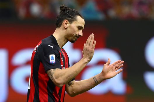Zlatan Ibrahimovic applaude nonostante un'espressione non proprio felice Zlatan Ibrahimovic applaude nonostante un'espressione non proprio felice