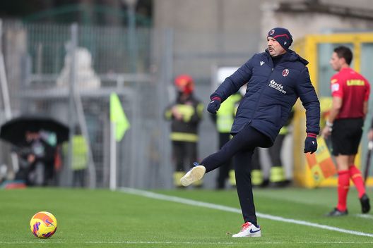 LA SPEZIA, ITALY - NOVEMBER 28: Sinisa Mihajlovic manager of Bologna FC gestures prior to the Serie A match between Spezia Calcio and Bologna FC at Stadio Alberto Picco on November 28, 2021 in La Spezia, Italy. (Photo by Gabriele Maltinti/Getty Images) Mihajlovic pre Bologna-Torino: “Sarà una battaglia, ma non è un problema per noi”- immagine 2