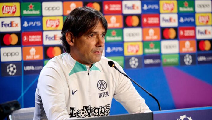 COMO, ITALY - JUNE 05: Head Coach Simone Inzaghi of FC Internazionale speaks with the media during the press conference at UEFA Campions League Final media day at Appiano Gentile on June 05, 2023 in Como, Italy. (Photo by Mattia Ozbot - Inter/Inter via Getty Images) Inzaghi: “Gioca Asllani, è pronto! Calhanoglu assenza importante e su Frattesi…” - immagine 1