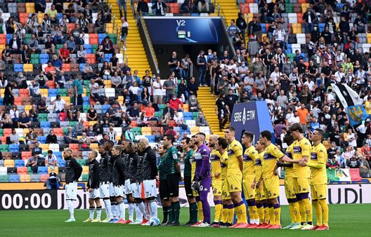 UDINE, ITALY - SEPTEMBER 26:Udinese Calcio and ACF Fiorentina teams line up during the Serie A match between Udinese Calcio and ACF Fiorentina at Dacia Arena on September 26, 2021 in Udine, Italy. (Photo by Alessandro Sabattini/Getty Images) UDINE, ITALY - SEPTEMBER 26:Udinese Calcio and ACF Fiorentina teams line up during the Serie A match between Udinese Calcio and ACF Fiorentina at Dacia Arena on September 26, 2021 in Udine, Italy. (Photo by Alessandro Sabattini/Getty Images)