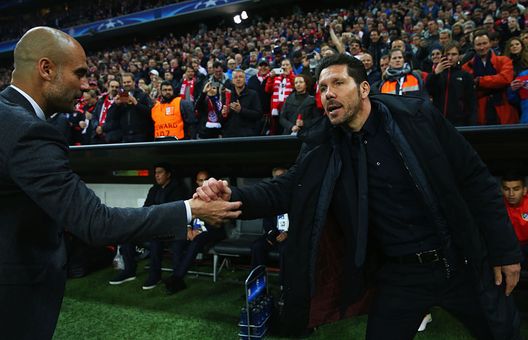 MUNICH, GERMANY - MAY 03: Josep Guardiola manager of Bayern Munich and Diego Simeone head coach of Atletico Madrid shake hands prior to the UEFA Champions League semi final second leg match between FC Bayern Muenchen and Club Atletico de Madrid at Allianz Arena on May 3, 2016 in Munich, Germany. (Photo by Alexander Hassenstein/Bongarts/Getty Images) Simeone: “Guardiola? Chi ha lessico loda con disprezzo e noi non siamo stupidi…”- immagine 2