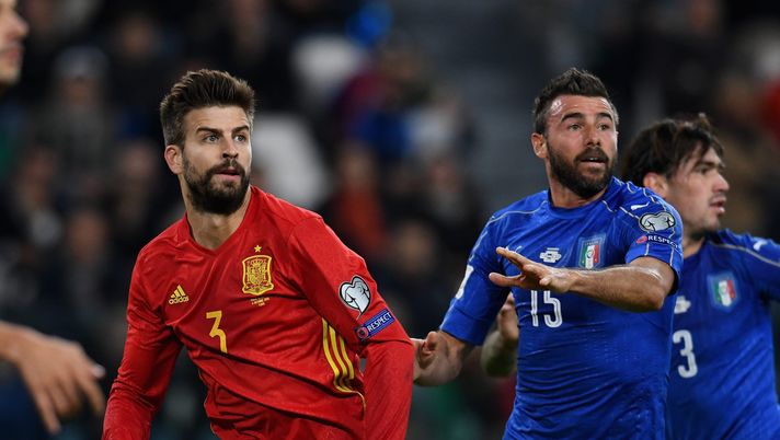 TURIN, ITALY - OCTOBER 06:  Andrea Barzagli of Italy (R) and Gerard Pique of Spain compete during the FIFA 2018 World Cup Qualifier between Italy and Spain at Juventus Stadium on October 6, 2016 in Turin, .  (Photo by Claudio Villa/Getty Images) 