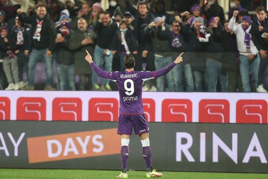 FLORENCE, ITALY - NOVEMBER 20: Dusan Vlahovic of ACF Fiorentina celebrates after scoring a goal during the Serie A match between ACF Fiorentina and AC Milan at Stadio Artemio Franchi on November 20, 2021 in Florence, Italy. (Photo by Gabriele Maltinti/Getty Images) Vlahovic come Hamrin… e il prezzo sale - immagine 1