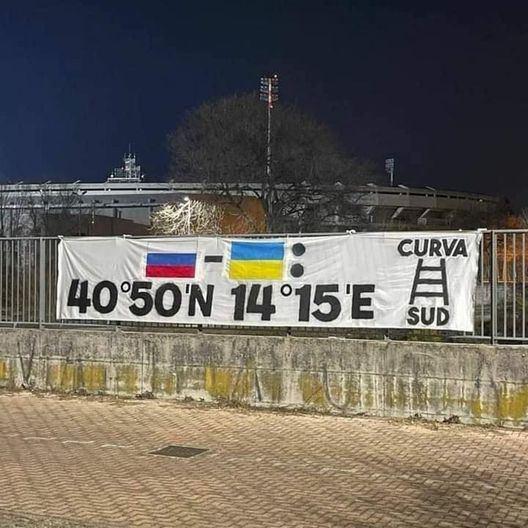 Verona-Napoli, striscione shock con invito a bombardare la città campana Verona-Napoli, striscione shock con invito a bombardare la città campana