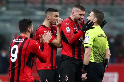 MILAN, ITALY - JANUARY 17: Referee Marco Serra is surrounded by AC Milan players during the Serie A match between AC Milan and Spezia Calcio at Stadio Giuseppe Meazza on January 17, 2022 in Milan, Italy. (Photo by Marco Luzzani/Getty Images)
