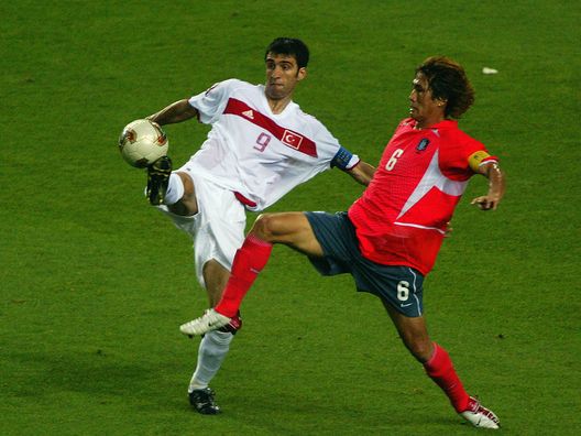 DAEGU - JUNE 29: Hakan Sukur of Turkey controls the ball as Sang Chul Yoo of South Korea closes in during the FIFA World Cup Finals 2002 Third Place Play-Off match played at the Daegu World Cup Stadium, in Daegu, South Korea on June 29, 2002. Turkey won the match 3-2. DIGITAL IMAGE. (Photo by Ben Radford/Getty Images) Turchia, commentatore licenziato durante Marocco – Canada: ha nominato Hakan Sukur - immagine 1