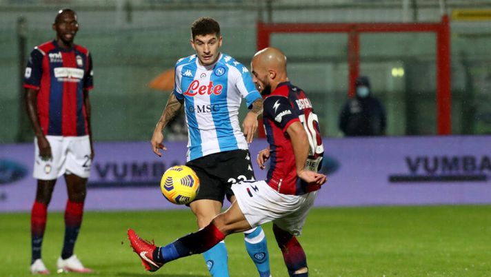 CROTONE, ITALY - DECEMBER 06: Ahmad Benali of Crotone competes for the ball with Giovanni Di Lorenzo of Napoli during the Serie A match between FC Crotone and SSC Napoli at Stadio Comunale Ezio Scida on December 06, 2020 in Crotone, Italy. (Photo by Maurizio Lagana/Getty Images) Crotone, novità per Benali e non solo: due rientri in gruppo. Restano fuori in due - immagine 1